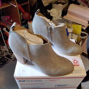 NWOT Cute faux snakeskin short boots size 9.5